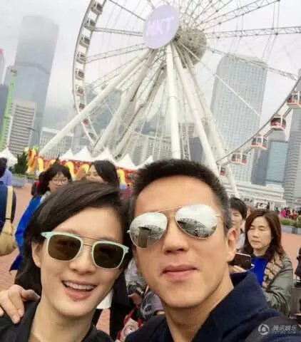 2015年4月23日，鄧超孫儷夫婦游香港，自拍照背景里的長龍就是該作品